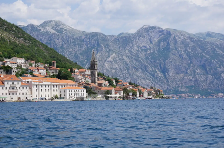 云南怒江边境管理支队举行“重温入警誓词·践行初心使命”升旗仪式